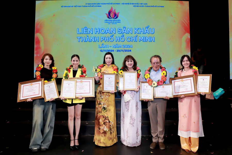 Vở Diễn Ngày Ấy Cổng Trời của Sân khấu Trịnh Kim Chi giành 6 giải thưởng tại Liên hoan Sân khấu-3
