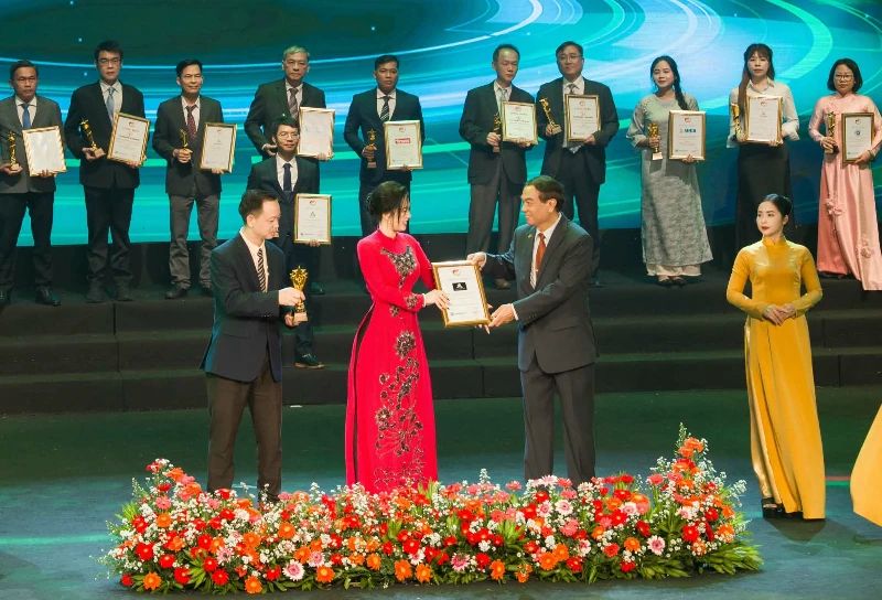 CEO Nguyễn Như Thủy Tiên nhận chứng nhận tại sân khấu chương trình