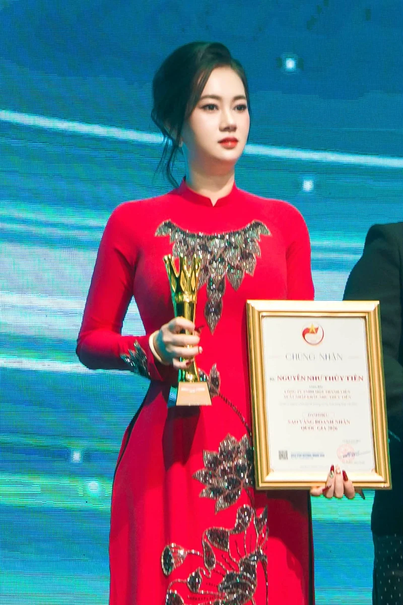 CEO Nguyễn Như Thủy Tiên cùng biểu trưng và chứng nhận tại sự kiện