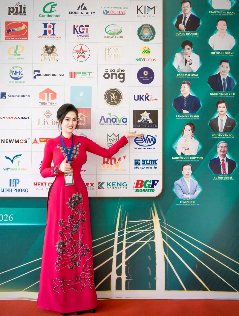 CEO Nguyễn Như Thủy Tiên bên hình ảnh thương hiệu Như Thủy Tiên tại chương trình Sao Vàng Thương Hiệu Quốc Gia 2026.