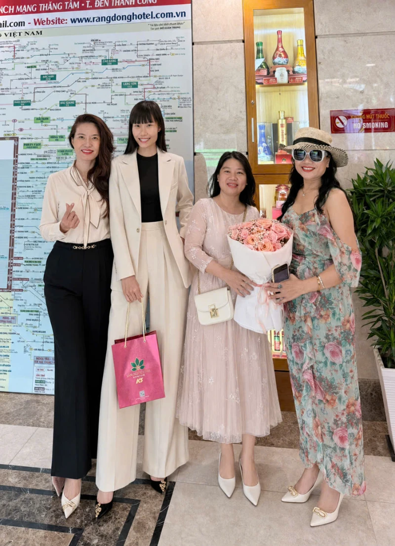 Thanh Thuỳ chụp ảnh kỷ niệm ấm áp cùng bà Lê Phạm – Founder của chương trình Đẹp Từng Milimet.