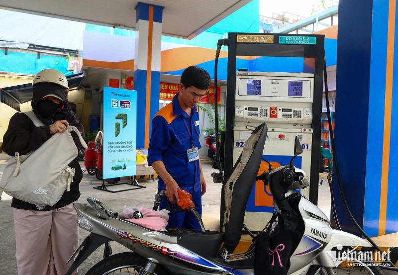Giá xăng dầu trong nước được điều chỉnh vào ngày mai. Ảnh: Tuấn Hùng