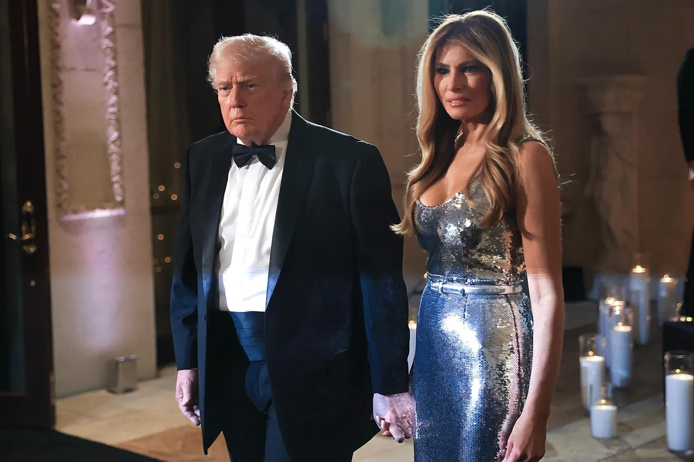 Bà Melania Trump gợi cảm bên chồng trong bữa tiệc đêm giao thừa