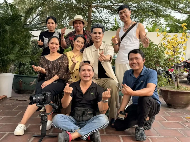 Ca sĩ Cao Sĩ Hùng trong vòng tay khán giả kiều bào Úc