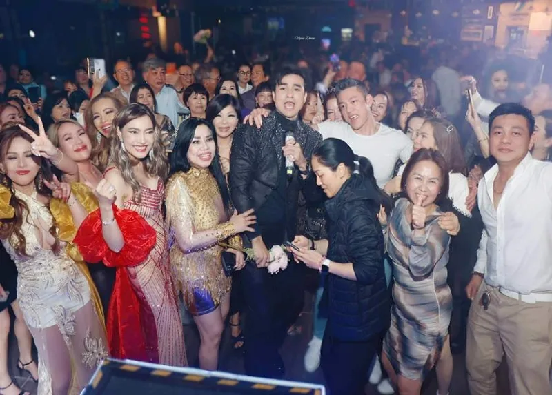Ca sĩ Cao Sĩ Hùng trong vòng tay khán giả kiều bào Úc