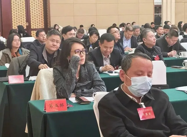 Chương Tử Di gây sốt với ảnh mặt mộc tại cuộc họp của Liên đoàn Văn học Nghệ thuật Trung Quốc. Ảnh: Tiểu Hồng Thư.