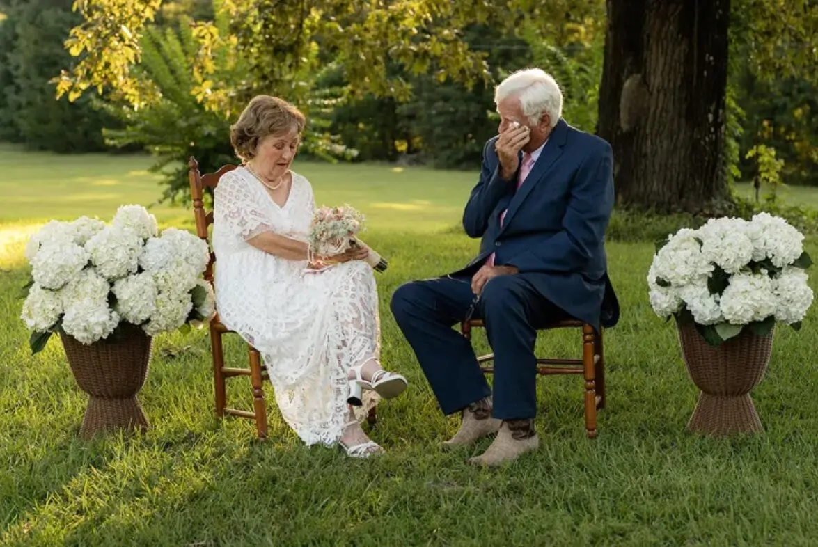 David Roach và Beckie Roach xúc động khi cháu đưa về nơi tổ chức đám cưới năm xưa