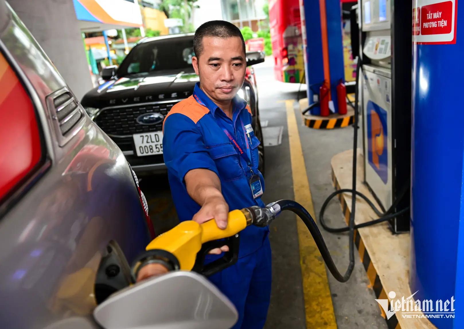 Giá xăng dầu trong nước chờ điều chỉnh