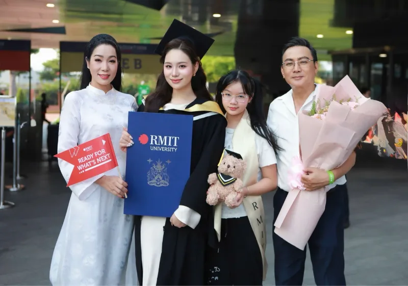 Gia đình NSND Trịnh Kim Chi ngày tốt nghiệp của Võ Trịnh Khánh Ngân