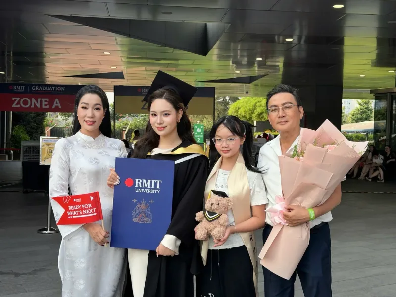 Gia đình NSND Trịnh Kim Chi ngày tốt nghiệp của Võ Trịnh Khánh Ngân