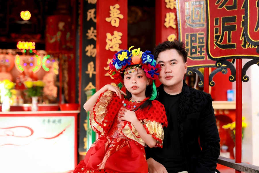 Giải Vàng Bùi Hồng Hạnh xinh đẹp trong BST của NTK Givan Trần