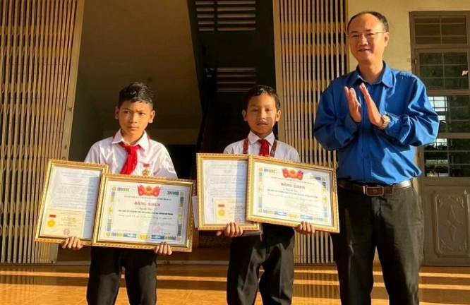 Hai học sinh được tuyên dương vì cứu người đuối nước