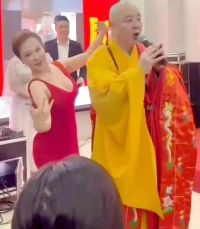 Hình ảnh của hai nghệ sĩ bị cho là phản cảm.