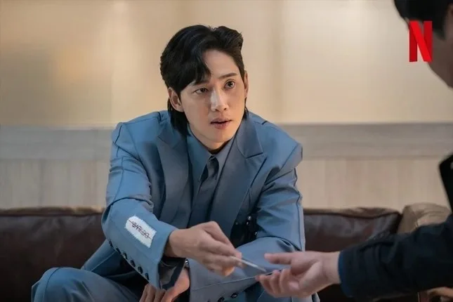 Không nhận ra Park Sung Hoon để tóc bob, trong bộ đồng phục của Squid Game.