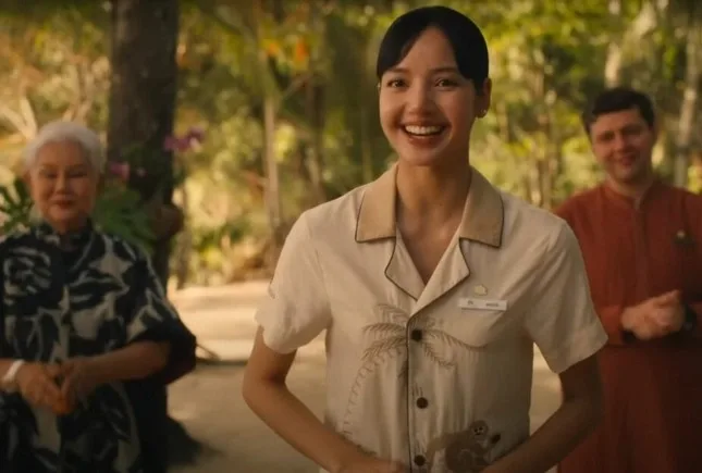 Lisa đóng vai nhân viên khu nghỉ dưỡng White Lotus ở Thái Lan.