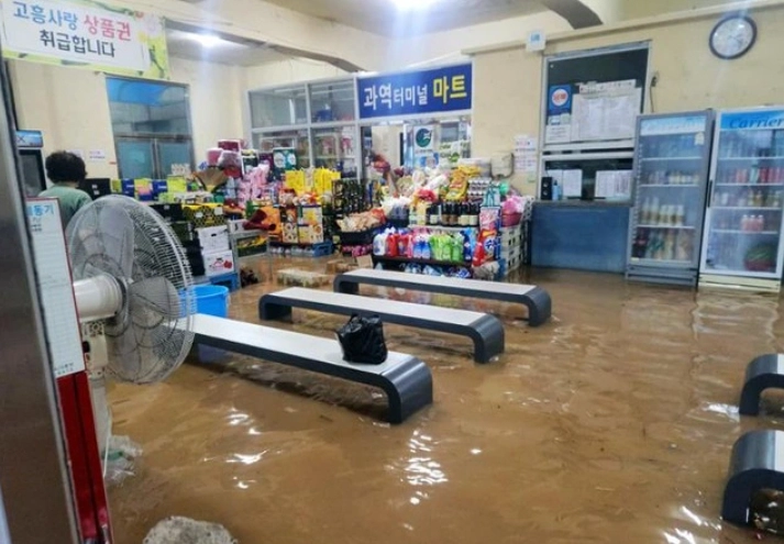 Mưa lớn qua đêm trên khắp Hàn Quốc gây ra lở đất và lũ lụt