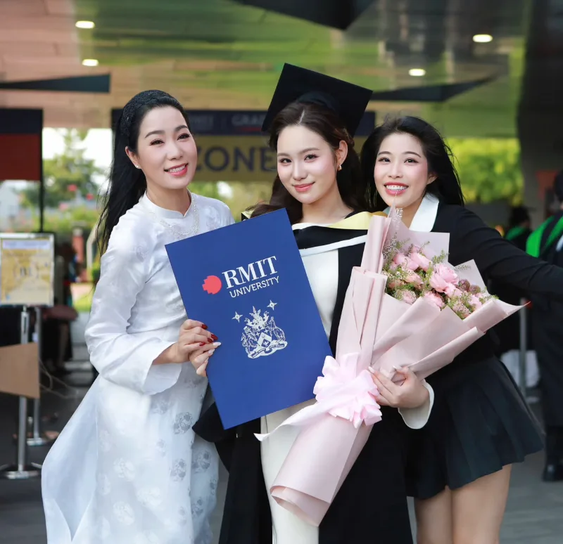 Người nhà, bạn bè thân thiết mang theo hoa và quà đến chúc mừng ngày nhận bằng