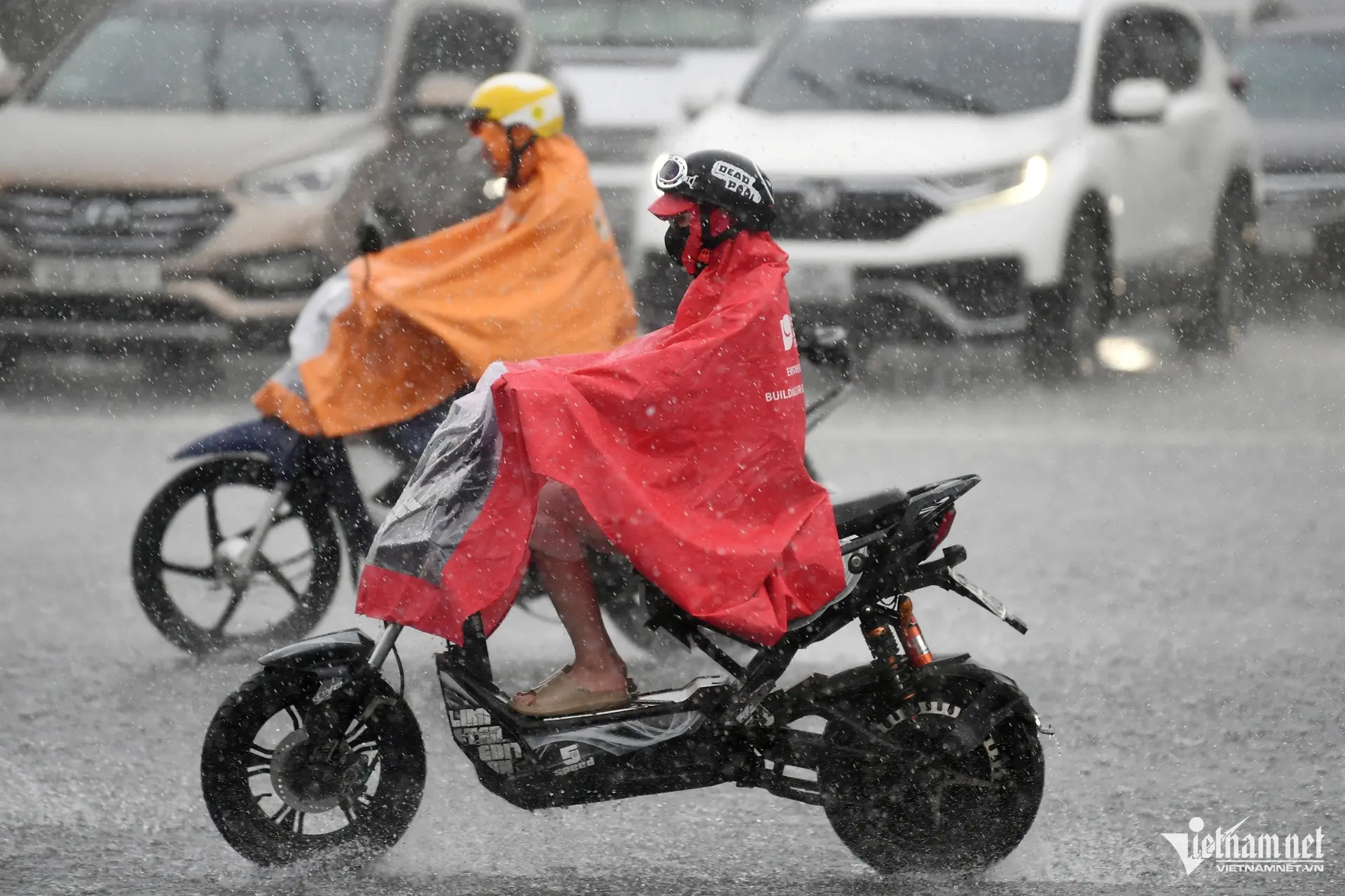 Những cơn mưa giông giúp miền Bắc giải nhiệt
