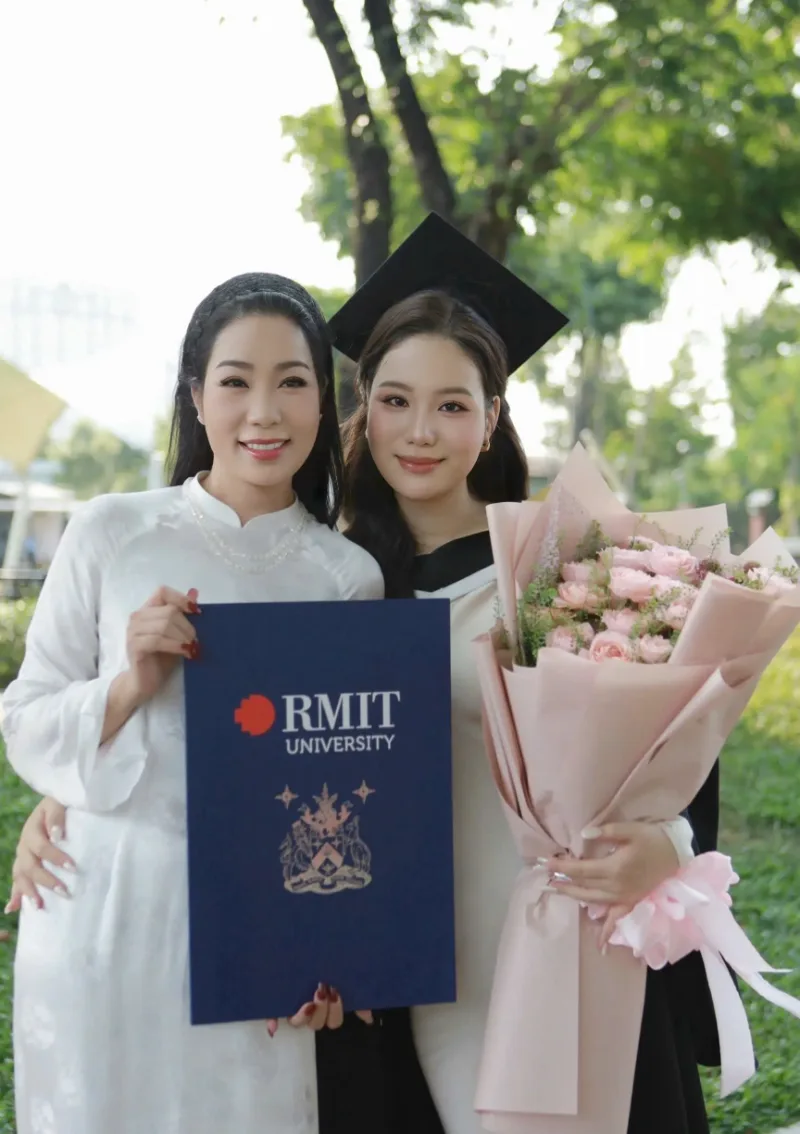 NSND Trịnh Kim Chi và con gái trong ngày nhận bằng Tốt nghiệp