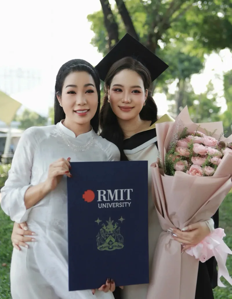 NSND Trịnh Kim Chi và con gái trong ngày nhận bằng Tốt nghiệp