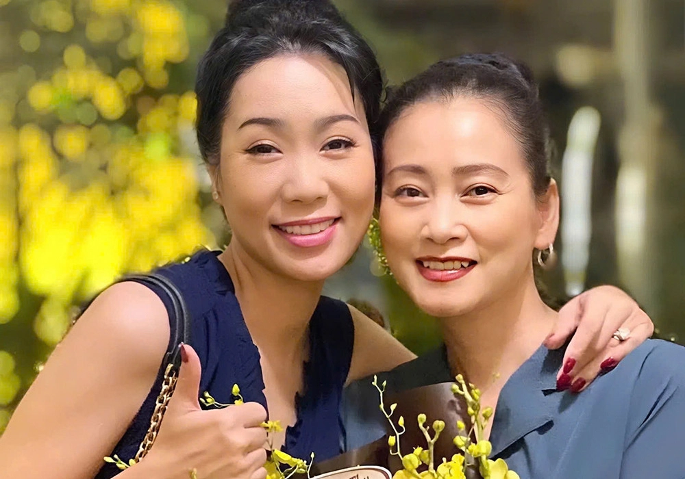NSND Trịnh Kim Chi và NSƯT Tuyết Thu bằng tuổi, thân thiết trong công việc lẫn đời sống.