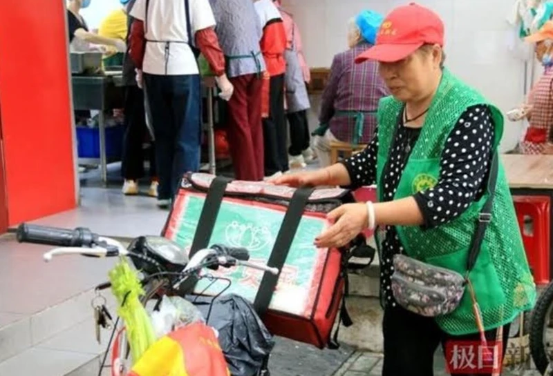 Bà Vinh hàng ngày đưa cơm cho các cụ già neo đơn, không tiện đi lại.