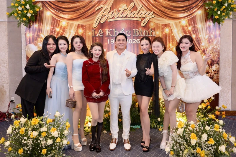 Bầu show Lê Khắc Bình  mừng tuổi mới cùng dàn sao