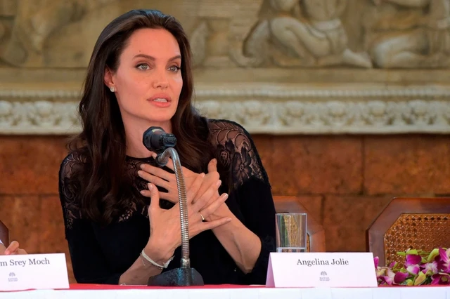 Chính phủ Campuchia đã trao quốc tịch danh dự cho Angelina Jolie