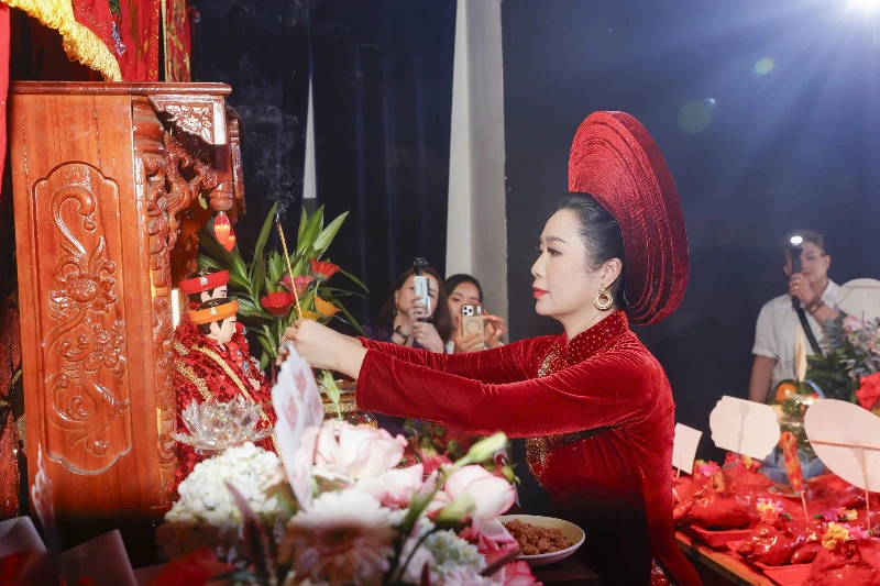 Chủ tịch Hội sân khấu TPHCM - NSND Trịnh Kim Chi tất bật giỗ Tổ