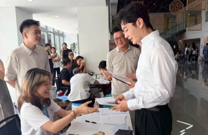 Diễn viên Huỳnh Hiểu Minh đến trường làm thủ tục nhập học