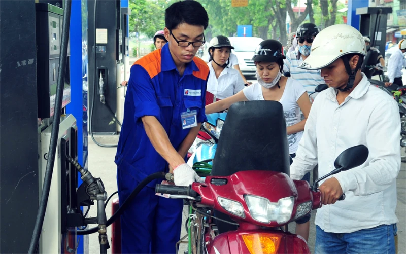 Giá xăng liên tục tăng mạnh trong những kỳ điều chỉnh gần đây.