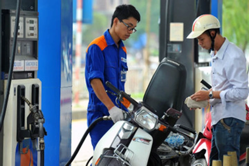 Giá xăng trong nước tiếp tục tăng hơn 1.000 đồng/lít