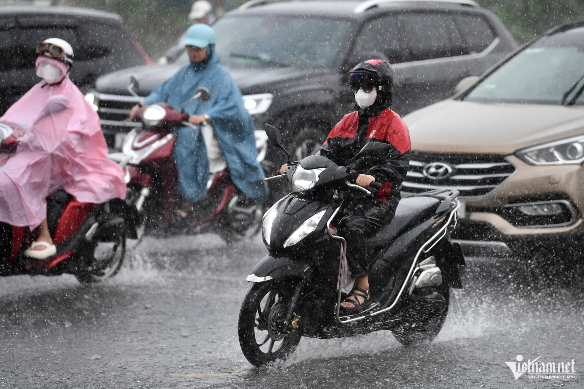 Hà Nội còn mưa lớn đêm nay và ngày mai 17/9.
