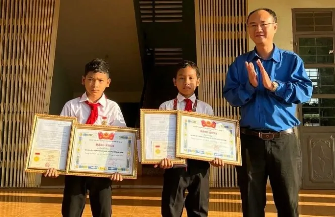 Hai học sinh được tuyên dương vì cứu người đuối nước