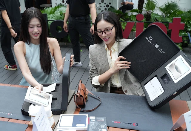 Hoa hậu Thiên Ân, Kỳ Duyên unbox iPhone Duo tại không gian mở bán của Di Động Việt.
