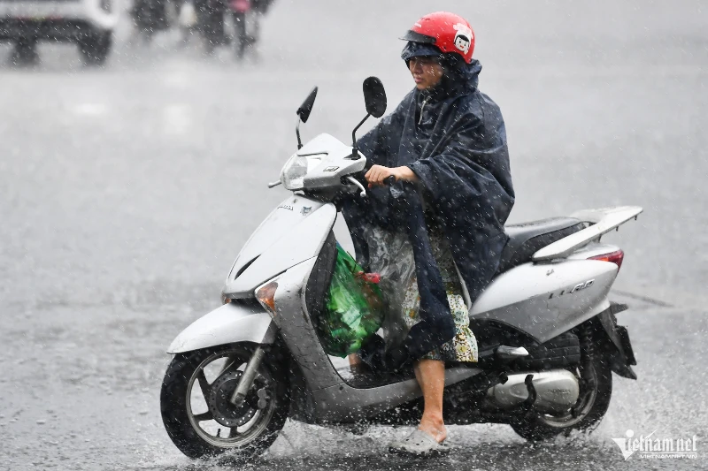 Không khí lạnh tràn về gây mưa giông ở miền Bắc.