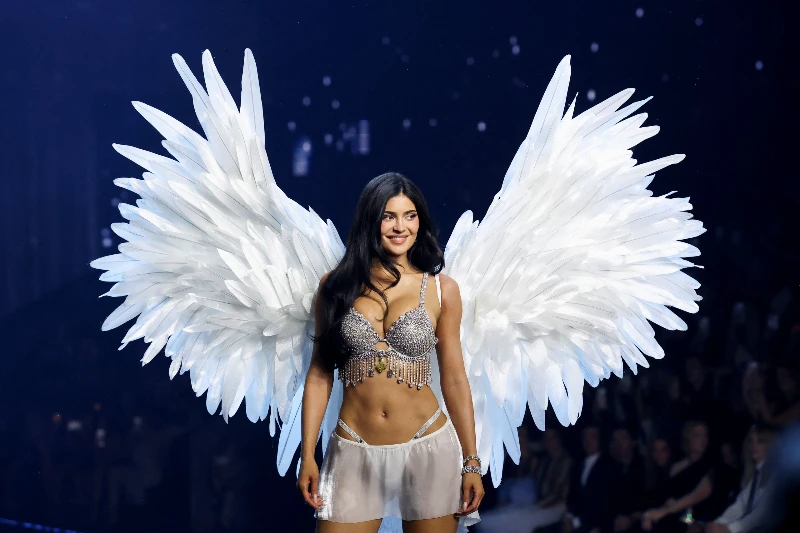 Kylie Jenner là người mẫu được chọn trình diễn Fantasy Bra trong show thời trang