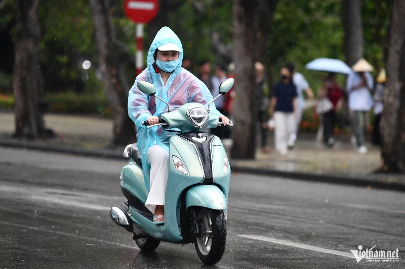 Miền Bắc ngày nắng, có mưa rào và giông vài nơi.