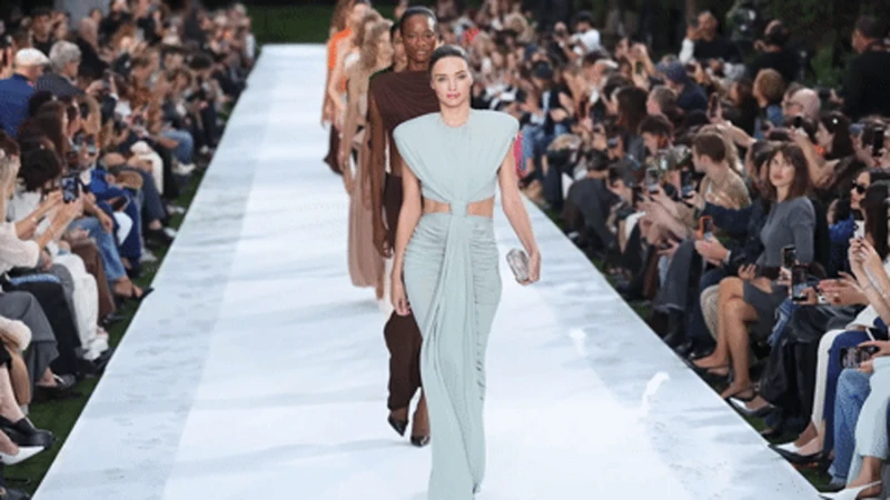 Miranda Kerr thần thái trên sàn catwalk