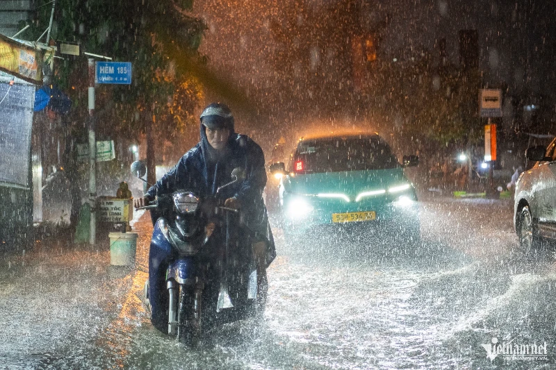 Nam Bộ và nhiều tỉnh thành miền Trung hứng đợt mưa lớn kéo dài