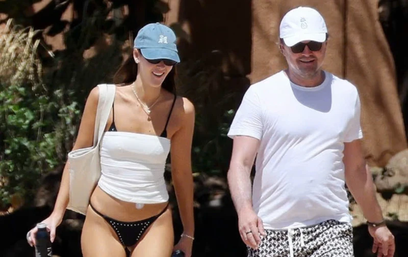 Nam tài tử 52 tuổi Leonardo DiCaprio thoải mái tận hưởng chuyến du lịch.