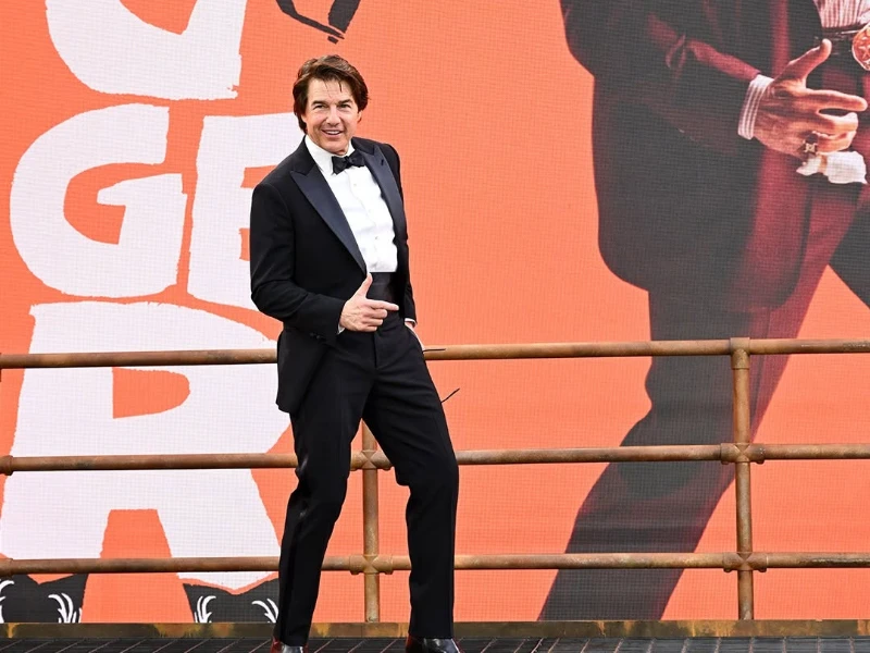 Tom Cruise tạo dáng với poster tạo hình nhân vật Digger