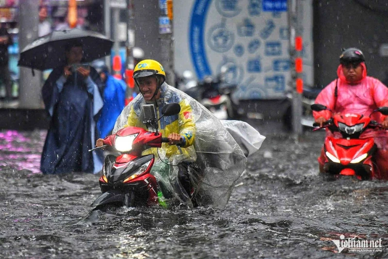 Trung và Nam Bộ nhiều nơi mưa rất to và kéo dài