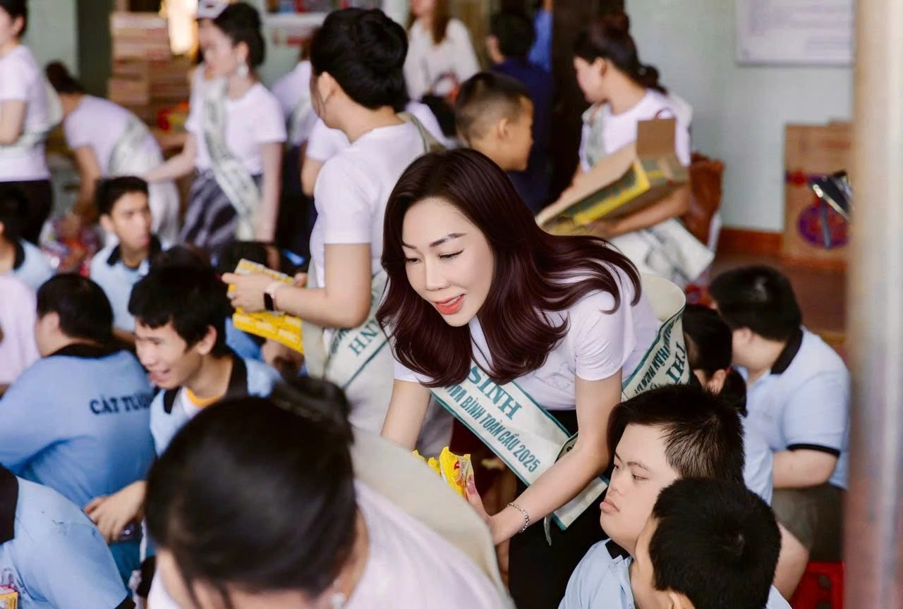Tân Hoa hậu Lại Thị Thu Hà làm việc ý nghĩa tại Trung tâm Bảo trợ Trẻ em Khuyết tật Chùa Long Thọ