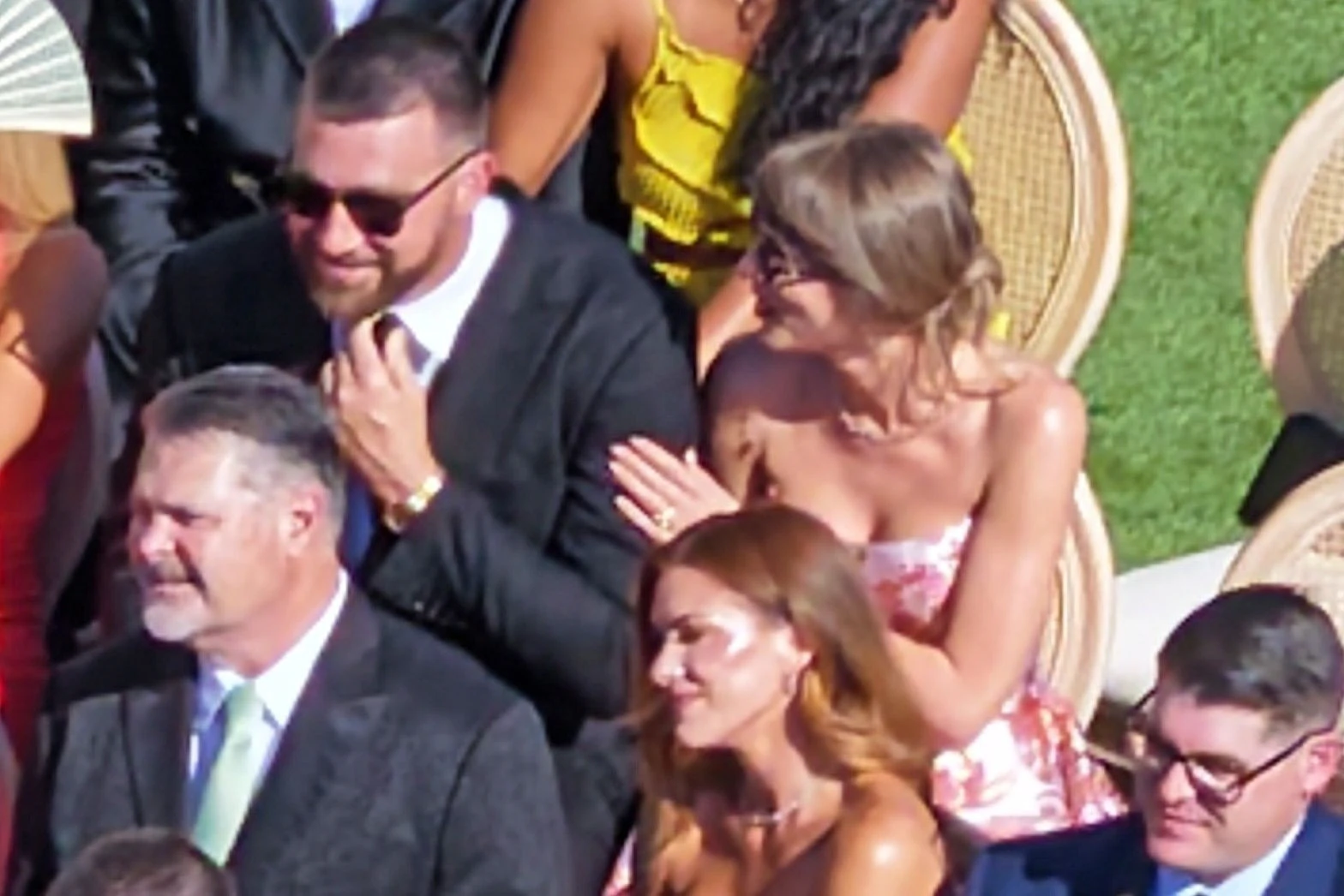 Taylor Swift và chồng Travis Kelce tại sự kiện đám cưới.
