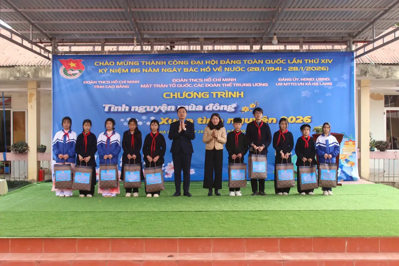 Trao học bổng cho học sinh nghèo vượt khó, học sinh nội trú có thành tích tốt trong học tập...