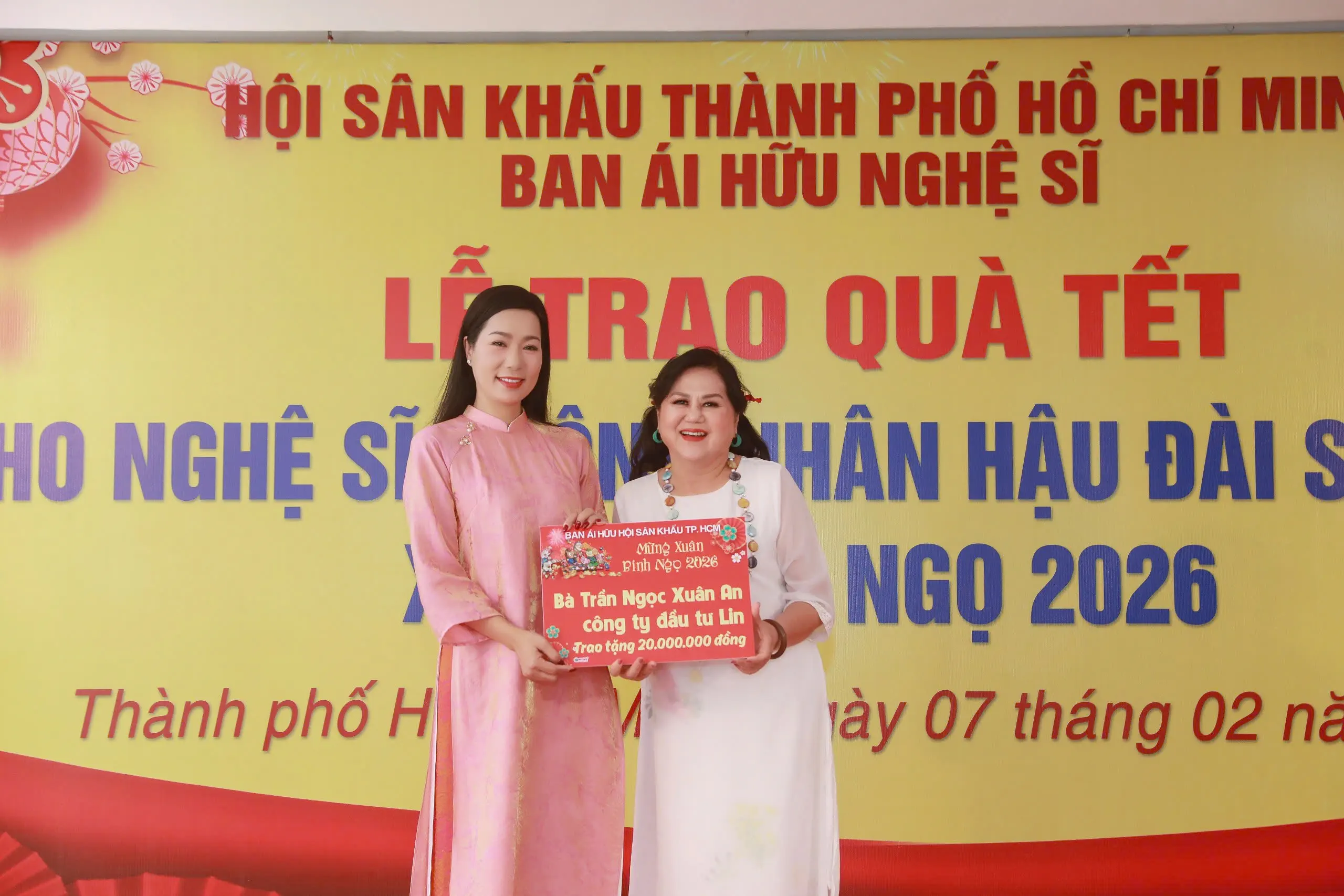 Trưởng Ban ái hữu - NSND Trịnh Kim Chi trao quà Tết dịp cuối năm