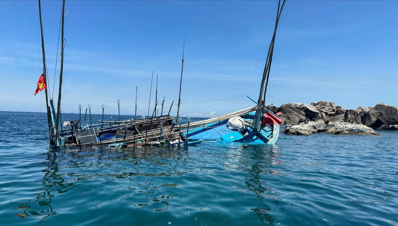 Tthành công cứu kéo tàu cá bị phá nước