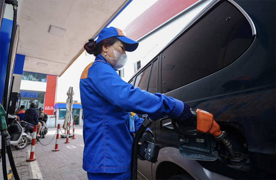 Xăng dầu trong nước có giá mới tăng hơn 1.000 đồng/lít
