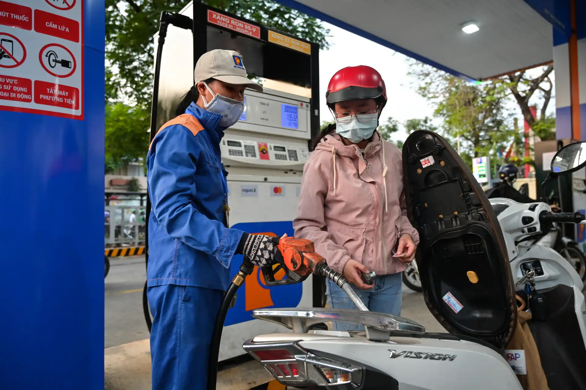 Xăng hạ gần 10.000 đồng/lít, dầu diesel đã giảm mạnh 17.562 đồng/lít